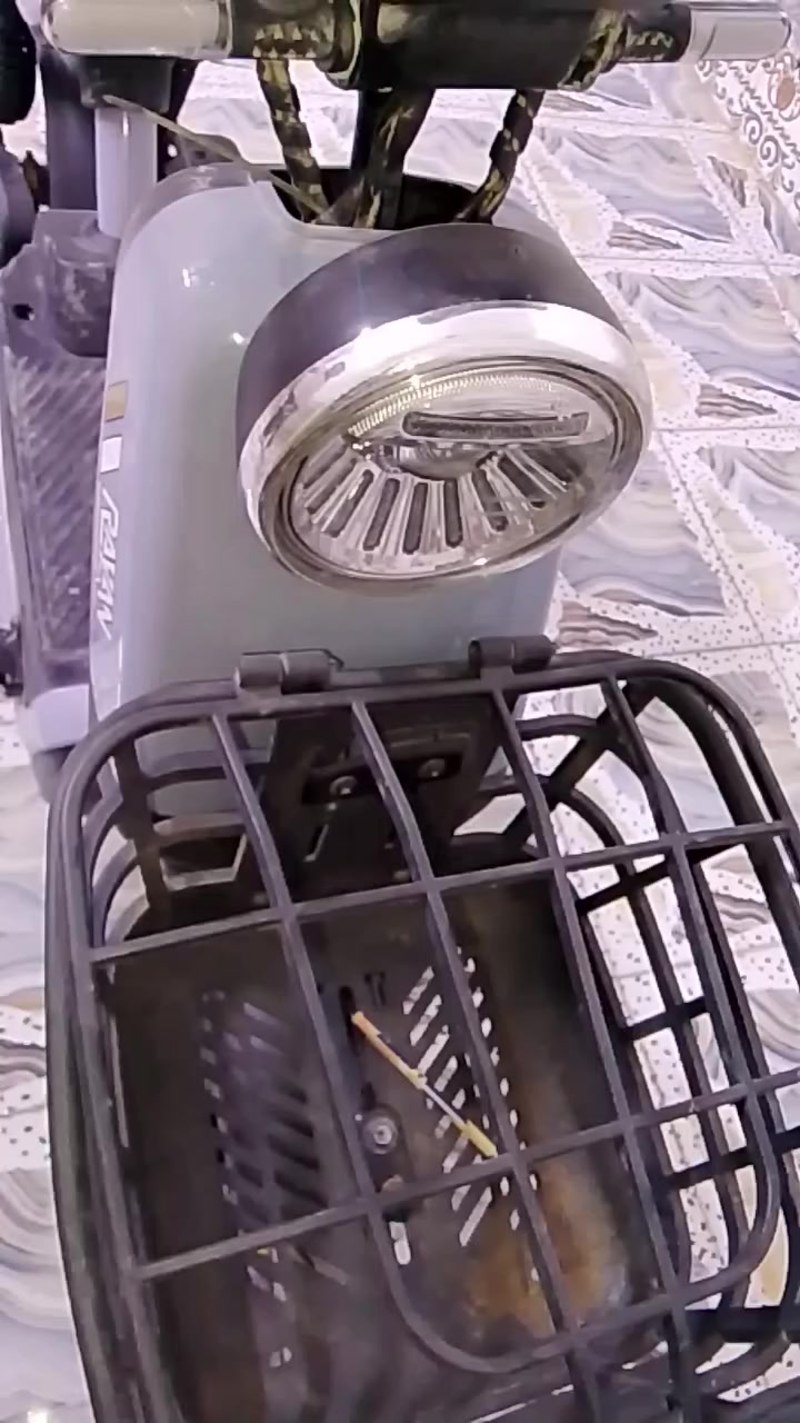 السلام عليكم من رخصه مدير لكروب دراجه شحن مابيهه اي نقص شغاله نضيفه وحلوه لون سمنتي الدراجه اصليه موتقليد مامصلحه ولا مفتوح بيهه برغي السعر 200 ألف بيهه مجال قليل العنوان بغداد مدينة الصدر هاتف ***********
