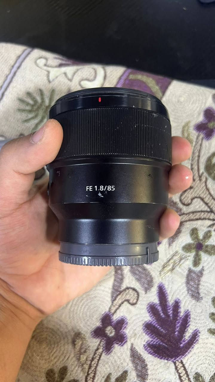 السلام عليكم عندي عدسة سوني ٨٥ فتحة ١.٨ للبيع السعر 400 الف وبيها مجال للشراي 
مكاني بغداد البلديات 
***********
واتس اب
او خاص
