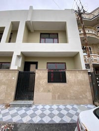 دار للايجار في حي الجامعة قرب الخط السريع زيرو طابقين ونص مساحة ٨٠م يح...