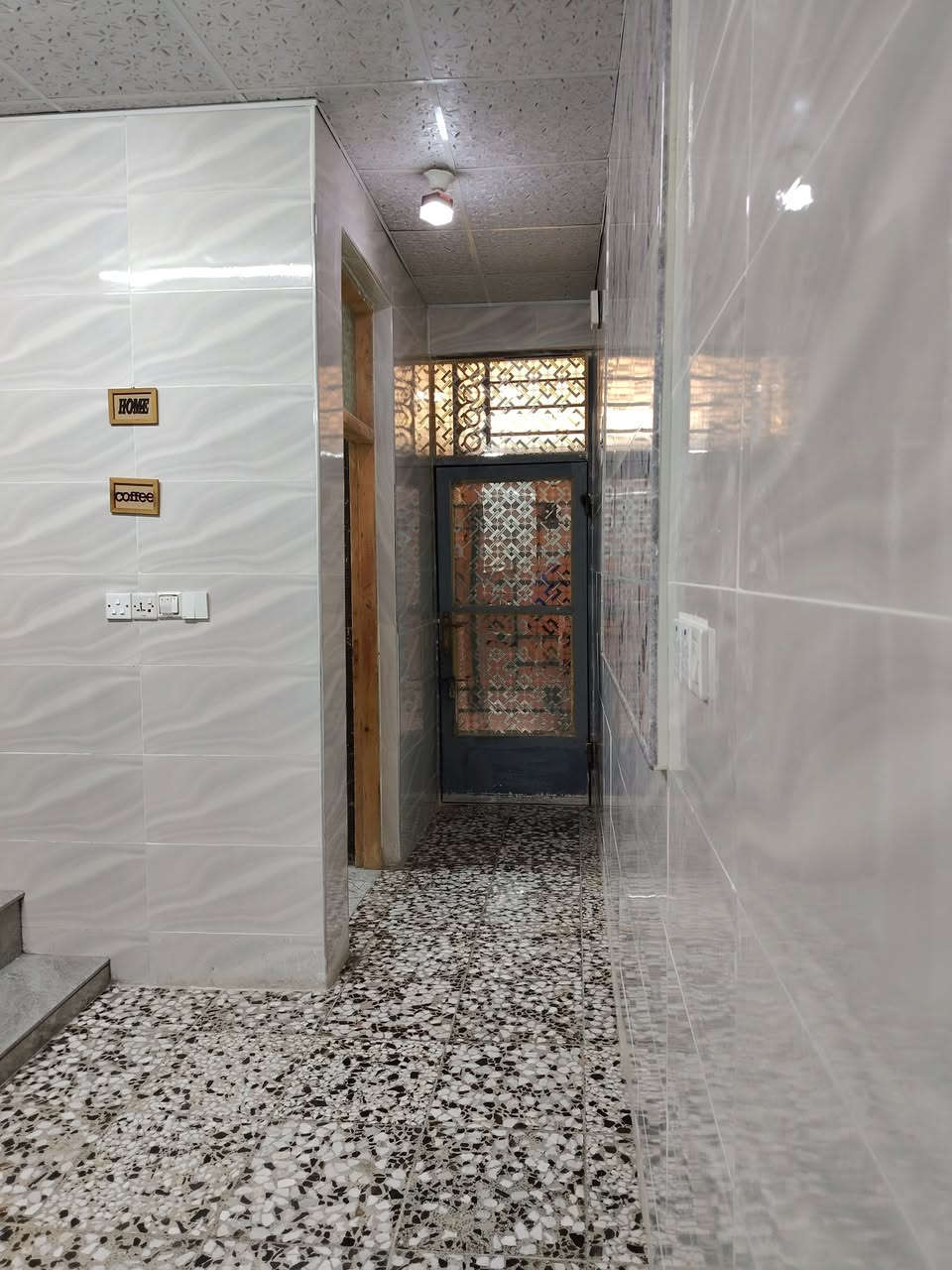 دار للبيع، 100 ، 5/20
بناء حديث، اساس متين، كهرباء نضاميه، ماء نضامي، سخان معزول، تانكي عدد ٢،

يتكون من طرمه وممر ومدخل للهول وحولي كبير وصحيات وترك وغرفه منام، 

الطابق الأرضي،،، كامل،، بناء طابوق

الطابق الأول  ،،، هيكل مصبوب وبي بيبان وشبابيك حديد،، بناء بلوك غرفه عدد ٢  وحمام وحولي

الزعفرانية / شارع الكهرباء، دور الشرطه الزراعي

رقم الهاتف ( *********** )
