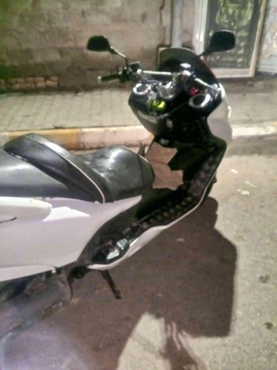 السلام عليكم دراجه للبيع او مراوس ب4 كير فورزه 0-8 شغاله شرط الفحص
كهربائيات كلها شغاله سماعات شغالات دشبول شغال اطلع بيها وين ماتريد تشتغل بصمه سعر 600 وبيها مجال 
... رقمي /***********   //مكاني قضاء الحي
