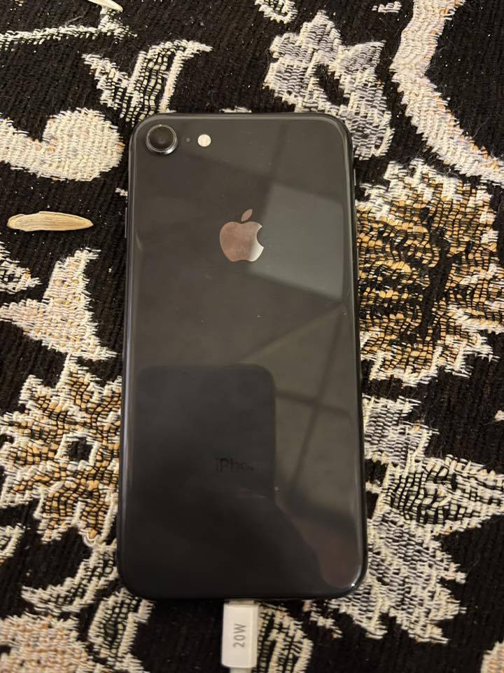 السلام عليكم للبيع ايفون 8 عادي ذاكره 64 جهاز مامفتوح كلشي بي شغال بس شاشه مكسور السعر 50 وبي مجال بسيط 
***********
