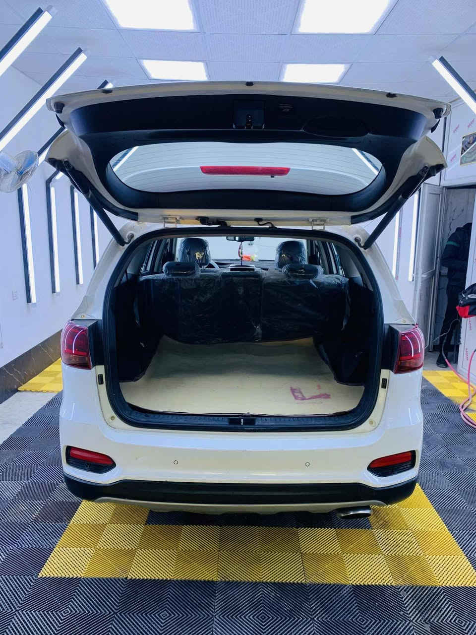 السلام عليكم
سورنتو للبيع فقط 2018 خليجي 
محرك 6 + تخم تاير + مابيها كل نقص
رقم بغداد بسمي شرط التحويل 
7 راكب + بصمه جنطه ذكيه كهربائيّ 
جاهزه بدون كير محرك مكفولات 
ماشيه 140 حقيقي 
مكفوله من الصبغ والتبديل والفتح
 والسونار مع المنشور 
السعر 250 وبيها مجال 
مكان السياره ديالى ***********
