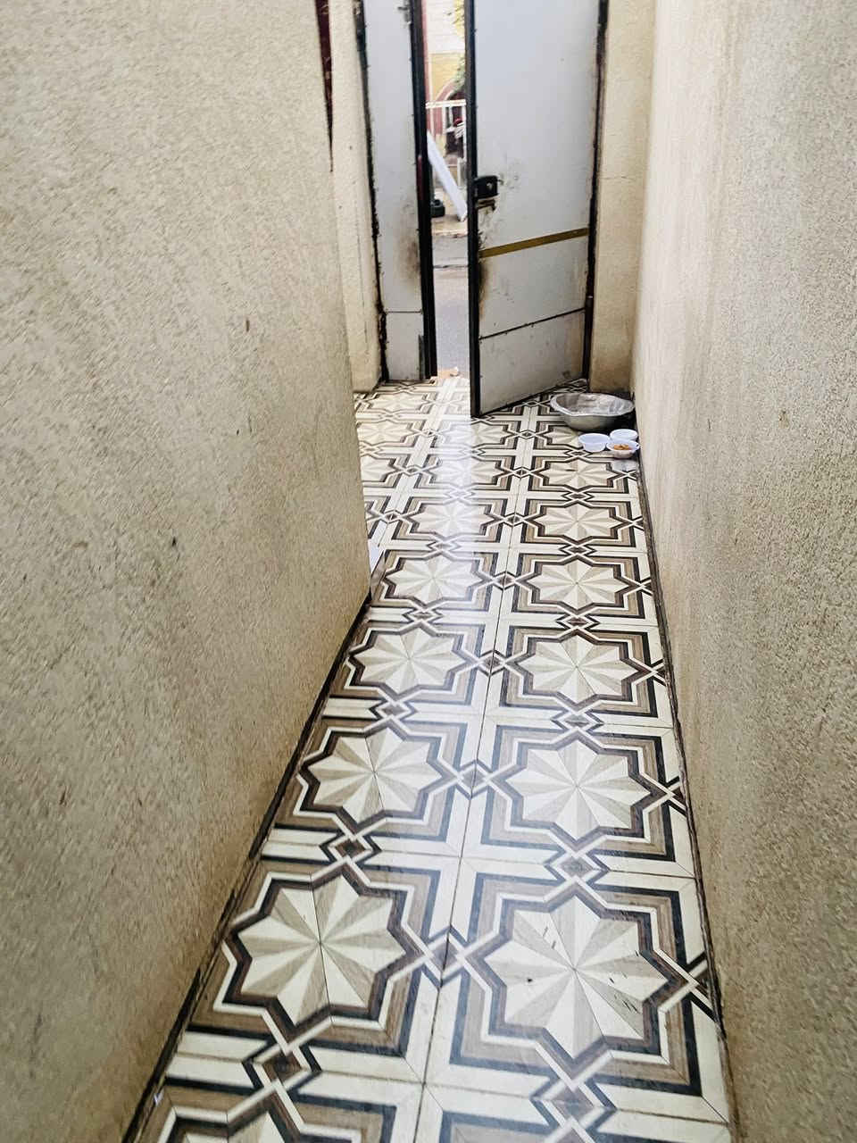 بيت للبيع في القبله حي القائم
المساحه 100متر 
لتواصل:***********
