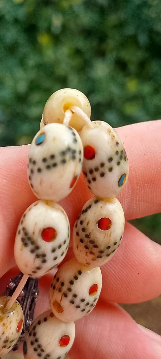 سلام عليكم ورحمه الله وبركاته 🙏🙏❤️❤️
 مسبحة عضم انتيك منزلة نحاس وعيون فيروز ومرجان شغل يدوي عدد الحبات٣٣حبة وقياس الحبة ١٣/٩مل محلاية بفواصل مرجان وشرابة فضة 🙏🙏❤️❤️


**إذا كنت صاحب هذا الإعلان وتريد حذفه لأي سبب، رجاءا أرسل رسالة إلى الدعم الفني**