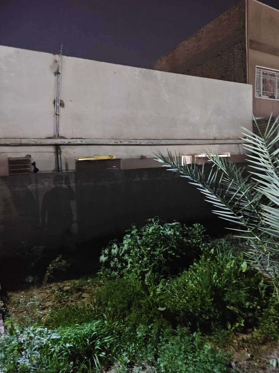 للبيع دار طابو ملك صرف 150متر مربع
10×15سند مستقل بأسم شخص واحد فقط زنجيل على شارعين +تشجير امامي ملاسق بحدود ال50متر شارع عريض 20متر خدمات ماء مجاري كهرباء تبليط رصيف +ساحه فارغة مقابل الدار ممكن تستغل حديقه خارجية 
الدار طابق واحد استقبال هول مطبخ صحيات غرفة نوم بيتونة بناء قديم صب مسلح الزعفرانية حي الزهور الطابو عل شارع العريض مقابل الساحة 
للأستفسار اكثر الاتصال على الرقم التالي *********** علي حامد الجواري مكتب المهيب للوساطة العقارية وأنجاز المعاملات
