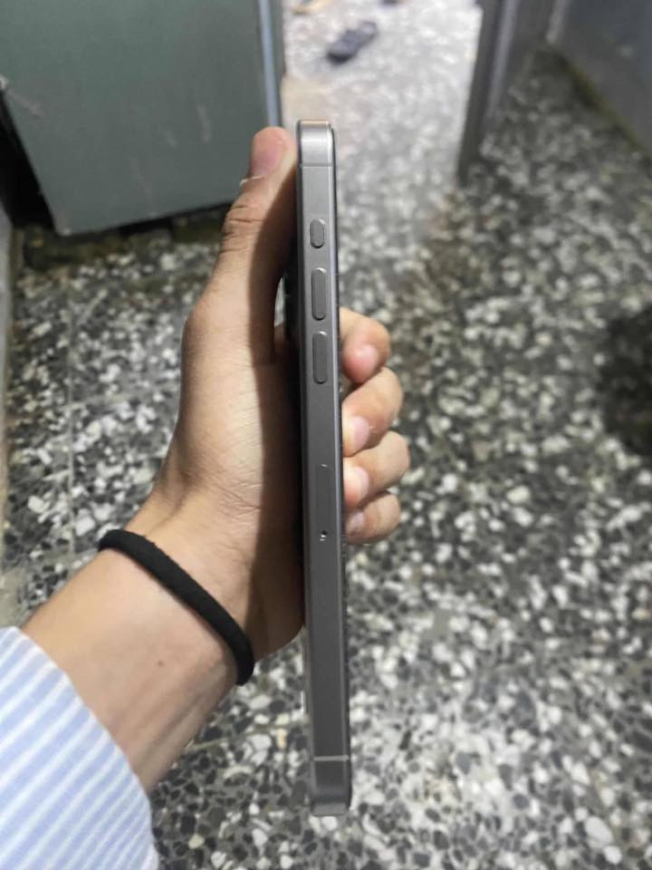 للبيع فقط IPhone 15 pro max ✅❤️
الجهاز مستبدل شاشة اصلية ٣ خيارات ضمان انطيك بيه وين متريد الباقي كفالة عامة بطارية٨٨ عدد الدوات ٨٧٠ الجهاززز نضيف شوف العين سعر الجهاز ٨٥٠ وبي مجال بسيط جداا عجبك اهلا ويهلا ما عجبك جوه مداسك الجهاز وكلشي بسوك 
*********** العنوان واسط الصويرة ❤️
