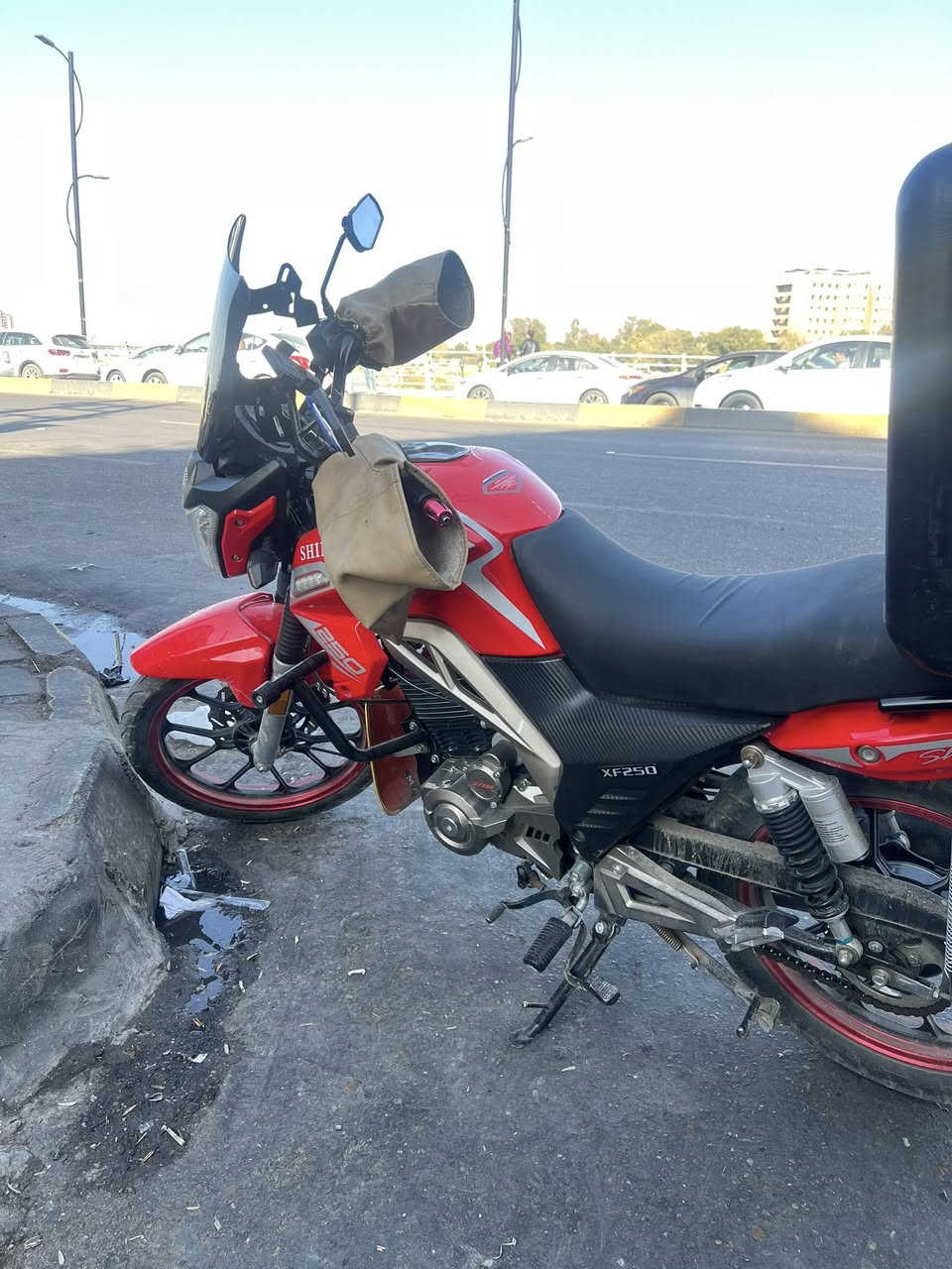 السلام عليكم دراجه شاينك للبيع مرقمه رقم إنكليزي وهزه جديده ماشيه 7الاف مكانه بغداد سعره 2300وبيها مجال بسيط مكاني بغداد شارع حيفا ***********
