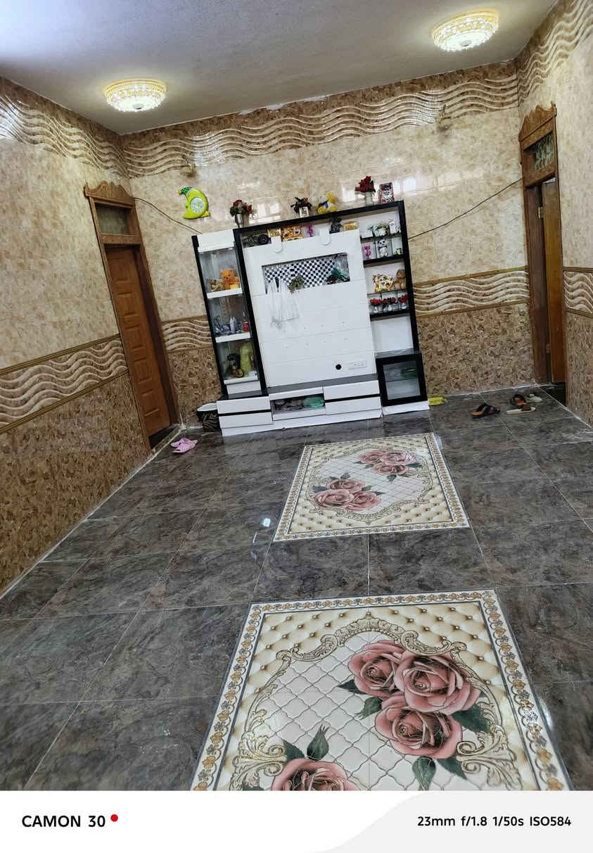 بيت المساحة 120 يتكون من غرفه وصالة وبراني ومطبخ وطارم مثل ما موضح بلصوره المكان الديوانية حي لامين بنزلت سيد حسين يبعد ع الشارع 200 متر سند 25 بيع مستعجل وهاذه رقمي ***********
