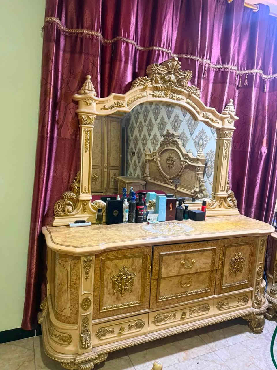 السلام عليكم للبيع غرفة 
سعرها 500 وبي مجال 
بغداد العامرية 
***********
