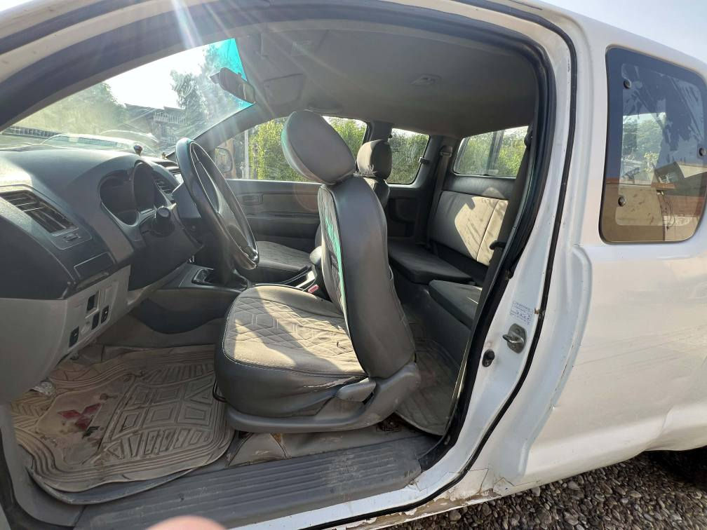 پيكاب مةرزية
٢٠٠٨
ساغة 
هيشتا كودي بودةرنةكراوة
مةكينة كةورة
تبريد ساردووگةرم 
بودي چوارقولاب 
***********
گورينةوش دةكة بةشتي بةدلم بي كالار, السليمانية
