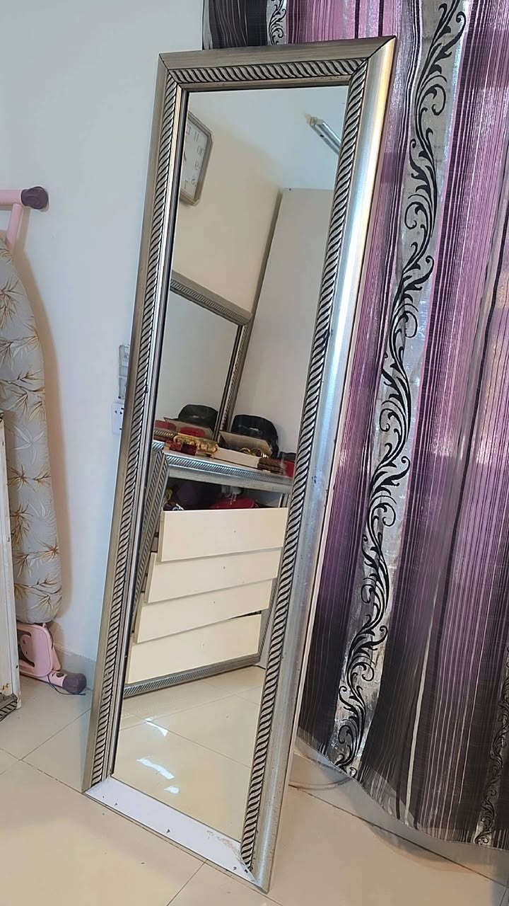 غرفه نوم تركيه مستخدمه للبيع
السعر ٢٠٠ الف...... بس بيها ضرر ...للتواصل على هذا الرقم 
***********
