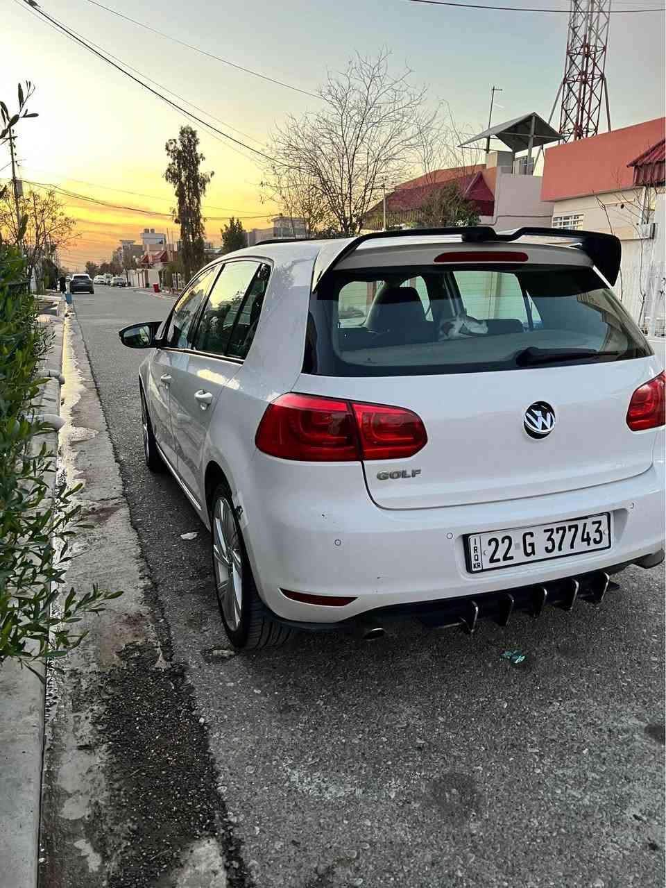 سلام علیک 
گۆلف ٢٠١١ مەکینە ١٦ بێ تۆربۆ مەرغووب،٧ گێڕ
خەلیجی ناو زەرد سفڕی هەولێرە دنیانەک مواسەفاتی جوانی هەیە سەیارەکی زۆر جوانو خاوێنە
٤ جام کارەبا بە سوچ دادەخرێ و دەکرێتەوە
بلاجکتۆر لەگەڵ سوکان
چەکمەجەی سەلاجەیە 
سوکان ڤۆلییۆم سەماعەکی زۆر خۆشی لەسەرە.
شاشە گەورە
سەقف شامۆ  
کەمالیاتی لۆ کرایە هەر چی دی لۆ بکەی زیادەیە 
بەناوکردن بە شەرت 
١ بست سبوغی هەیە لە چاملغی پشتەوەی سایەق و یەک دوو جێی زور بچوکی ساردە ١ دینار مەسرەفی ناوێ وە زۆر اقتسادە بەنزین زۆر کەم دەخوا
  داوای ٩٣ دەکەمو مەعمەلەکی کەمی تێدایە  *********** أربيل, العراق
