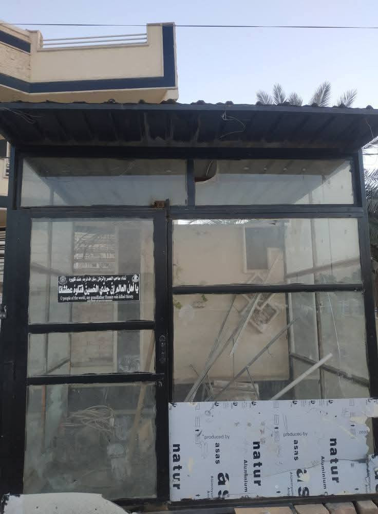 محل او كشك جاهز حديد ومغلف جام ٣ اضلاع والواجهة باب سلايت وسقف جينكوا قياسة ٢*٣ متر اليريدة سعرة ١٧٥ قفل يفيد الي يريد يفتح باب رزق او بمزرعة علما المحل مكلفني ٩٥٠ الف مكانة حلة زوير الاتصال ***********
