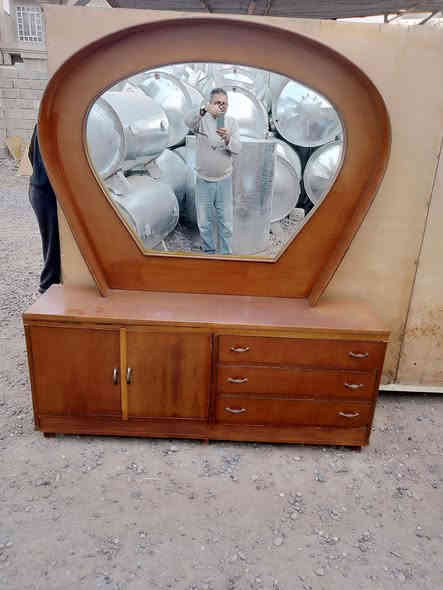 السلام عليكم ورحمه الله 
غرفه صاج عراقي 4ابواب خشب ثقيل
السعر 375الف
الاتصال مع ابو محمود طارق الحياوي 
رقم ***********
***********
