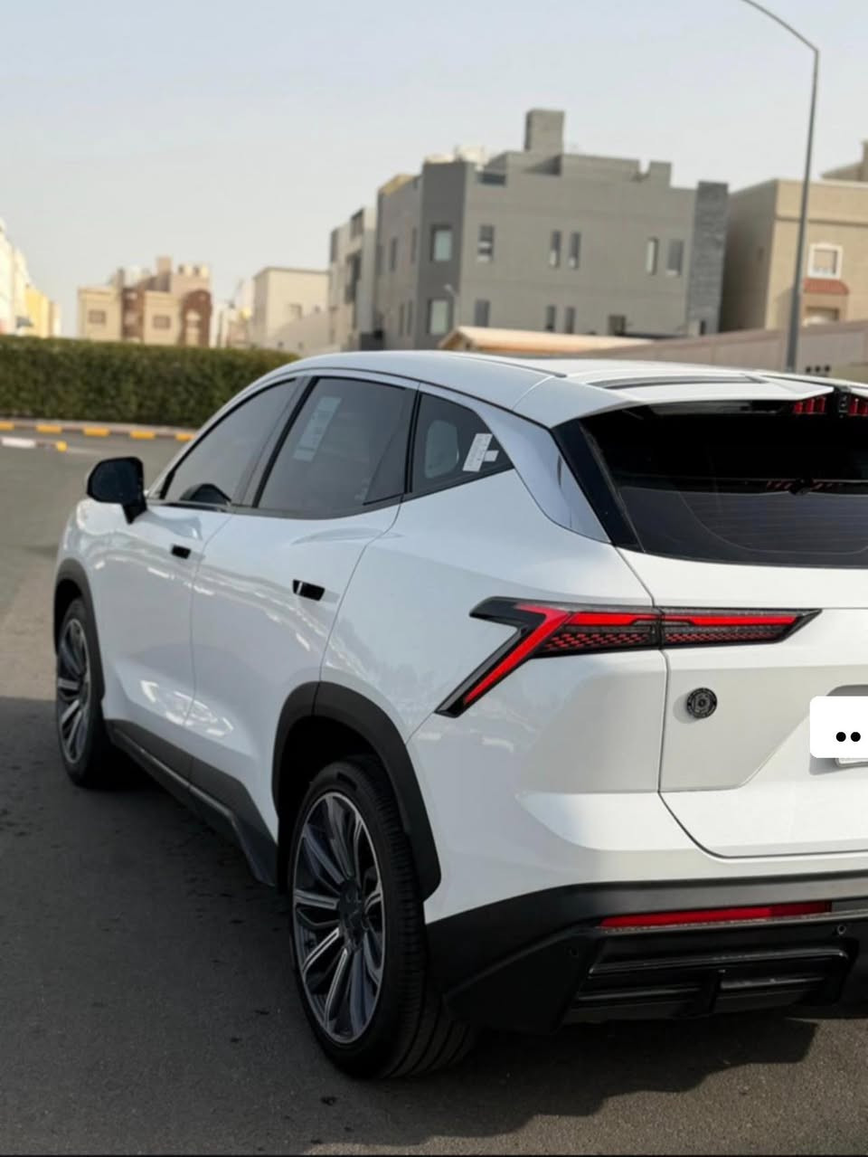 Jetour Dashing) جيتور داشينج لاكجري
(Luxury
سيارة دفع أمامي (FWD) رياضية متعددة الاستخدامات
وأداء رياض ())
المواصفات الفنية المحرك: 4 أسطوانات سعة 1.6 لتر
نيربو.القوة: 194 إلى 197 حصاناً.عزم الدوران: 290 نيوتن.متر,ناقل الحركة: أوتوماتيكي ثنائي القابض (DCT) ب
7 سرعات.استهلاك الوقود: 14.4 إلى 16.7 كيلومتر لكل لتر
(حسب ظروف القيادة).
سعة خزان الوقود: 60 - 57 لتراً. التصميم الخارجي والداخلي
الأضواء: مصابيح أمامية وخلفية بتقنية LED مع إضاءة ترحيبية.المقاعد: 5 مقاعد جلد الفاخر، مقعد السائق والراكب الأمامي كهربائي
.الشاشات: شاشة لمس مركزية عالية الدقة قياس 15.6 بوصة.تقنيات أخرى: إضاءة محيطية متعددة الألوان, نظام تسجيل القيادة، ومستشعر للمساحات (حساس مطر)
.مع أنظمة الأمان والسلامة أنظمة المساعدة على القيادة، أبرزها:نظام فرامل مانعة للانغلاق (ABS) ومساعد الفرامل. نظام الثبات الإلكتروني والتحكم في قوة الجر. نظام مانع انقلاب السيارة، وتنبيه حركة المرور الخلفية.
عنواني البصره
السعر 28 مليون
السياره رقم اربيل وكاله كلش حلوة وجانيهه وخير من اللّٰه بس لسبب السفر وبيهه سونار
المندلاوي كلشي جاهز
الهاتف:***********

