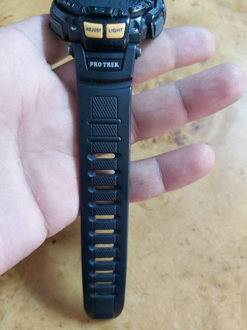 السلام عليكم
السلام عليكم CASIO PROTREK PRG نضافه فول 

سعر الساعه 175 ألف يوجد توصيل 
مقاومة للماء حتى عمق 100 متر
المقاومة البيئية
مقاوم لدرجات الحرارة المنخفضة (-10 درجة مئوية / 14 درجة فهرنهايت)
مصدر الطاقة وعمر البطارية
تاف سولار (تعمل بالطاقة الشمسية)
ميزة المستشعر
نطاق قياس مقياس الارتفاع: من -700 إلى 10000 متر (من -2300 إلى 32800 قدم). وحدة القياس: 5 أمتار (20 قدمًا). قياسات ذاكرة يدوية (حتى 25 سجلًا، يتضمن كل منها الارتفاع والتاريخ والوقت). ذاكرة الارتفاعات العالية/المنخفضة. ذاكرة إجمالي الصعود/الهبوط. أخرى: ضبط الارتفاع المرجعي، رسم بياني لاتجاه الارتفاع، فرق الارتفاع. *إمكانية التبديل بين المتر (م) والقدم (قدم).التوقيت العالمي
التوقيت العالمي: 31 منطقة زمنية (48 مدينة)، عرض رمز المدينة، تشغيل/إيقاف التوقيت الصيفي
عرض شروق الشمس/غروبها
عرض وقت شروق الشمس وغروبها، ومؤشرات ضوء النهار لتاريخ محدد.
ساعة توقيت
ساعة إيقاف بدقة 1/100 من الثانية، سعة القياس: 23:59:59.99، أوضاع القياس: الوقت المنقضي، وقت الانقسام، أوقات المركزين الأول والثاني
مؤقت
مؤقت العد التنازلي وحدة القياس: ثانية واحدة نطاق ضبط وقت بدء العد التنازلي: 24 ساعة نطاق ضبط وقت بدء العد التنازلي: من دقيقة واحدة إلى 24 ساعة (بزيادات دقيقة واحدة وساعة واحدة)
تنبيه/إشارة زمنية كل ساعة
5 منبهات يومية
إشارة الوقت كل ساعة
ضوء
إضاءة خلفية كهروضوئية، إضاءة كهروضوئية تلقائية بالكامل، مدة إضاءة قابلة للتحديد، توهج لاحق
لون فاتح
EL: أزرق مخضر
تقويم
تقويم تلقائي كامل (حتى عام 2099)
خاصية كتم الصوت
تشغيل/إيقاف نغمة تشغيل الزر
ميزة توفير الطاقة
توفير الطاقة (تصبح الشاشة سوداء لتوفير الطاقة عندما تُترك الساعة في الظلام)
عرض/تنبيه البطارية
مؤشر مستوى البطارية
مدة التشغيل
مدة تشغيل البطارية التقريبية: 6 أشهر على البطارية القابلة لإعادة الشحن (مدة التشغيل مع الاستخدام العادي دون التعرض للضوء بعد الشحن) 23 شهرًا على البطارية القابلة لإعادة الشحن (مدة التشغيل عند التخزين في الظلام الدامس مع تشغيل وظيفة توفير الطاقة بعد الشحن الكامل)
الدقة: ±15 ثانية شهريًا
ميزات أخرى
نظام 12/24 ساعة
شاشة عرض LCD مزدوجة
التوقيت العادي: الساعة، الدقيقة، الثانية، مساءً، السنة، الشهر، التاريخ، اليوم
نطاق عرض البارومتر: من 260 إلى 1100 هكتوباسكال (من 7.65 إلى 32.45 بوصة زئبقية) وحدة العرض: 1 هكتوباسكال (0.05 بوصة زئبقية) رسم بياني لاتجاه الضغط الجوي رسم بياني لفرق الضغط الجوي *التحويل بين الهكتوباسكال والبوصة الزئبقية
بوصلة رقمية تقيس وتعرض الاتجاه كواحد من 16 نقطة. نطاق القياس: من 0 إلى 359 درجة. وحدة القياس: 1 درجة. قياس مستمر لمدة 20 ثانية. مؤشر اتجاه بياني. معايرة ثنائية الاتجاه ووظيفة معايرة الشمال. تصحيح الانحراف المغناطيسي. ذاكرة الاتجاه.
نطاق عرض مقياس الحرارة: من -10 إلى 60 درجة مئوية (من 14 إلى 140 درجة فهرنهايت) وحدة العرض: 0.1 درجة مئوية (0.2 درجة فهرنهايت) * إمكانية التبديل بين درجة مئوية (℃) وفهرنهايت (℉)


**إذا كنت صاحب هذا الإعلان وتريد حذفه لأي سبب، رجاءا أرسل رسالة إلى الدعم الفني**