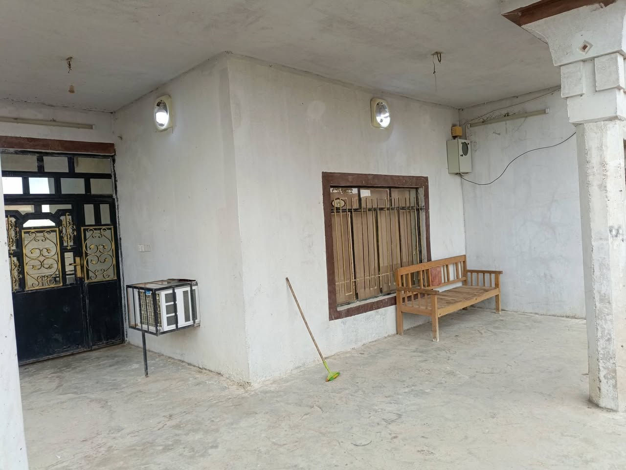 السلام عليكم ورحمة الله وبركاته 
#للبيع بيت في حي السكك 
مساحه 400 متر
طابو صرف 
استقبال و مطبخ و هول و غرفتين نوم و مجمع صحيات و مخزن خارجي
للاستفسار مراسلة الصفحه 
الاتصال *********** / ***********
