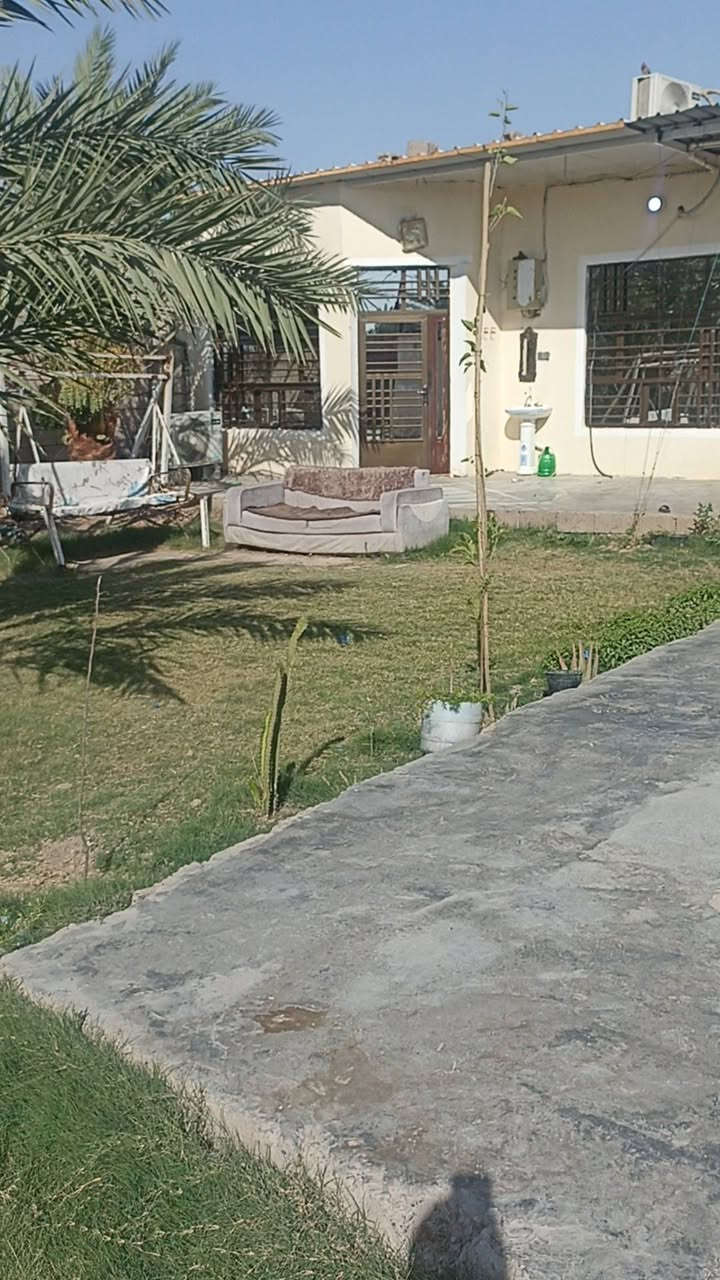دار للبيع زراعي المساحه 800متر يتكون من استقبال ومطبخ وصاله وثلاث غرف نوم مع حدائق كبيرة اماميه عدد اثنين وحديقه خلفيه السقف سندويج السعر 75وبي مجال  المكان تقاطع النهروان مشروع تسعه نيسان مقابل حسينيه احباب الحسين الجاد بلشراء يتفضل خاص او يتصل على الرقم ***********
