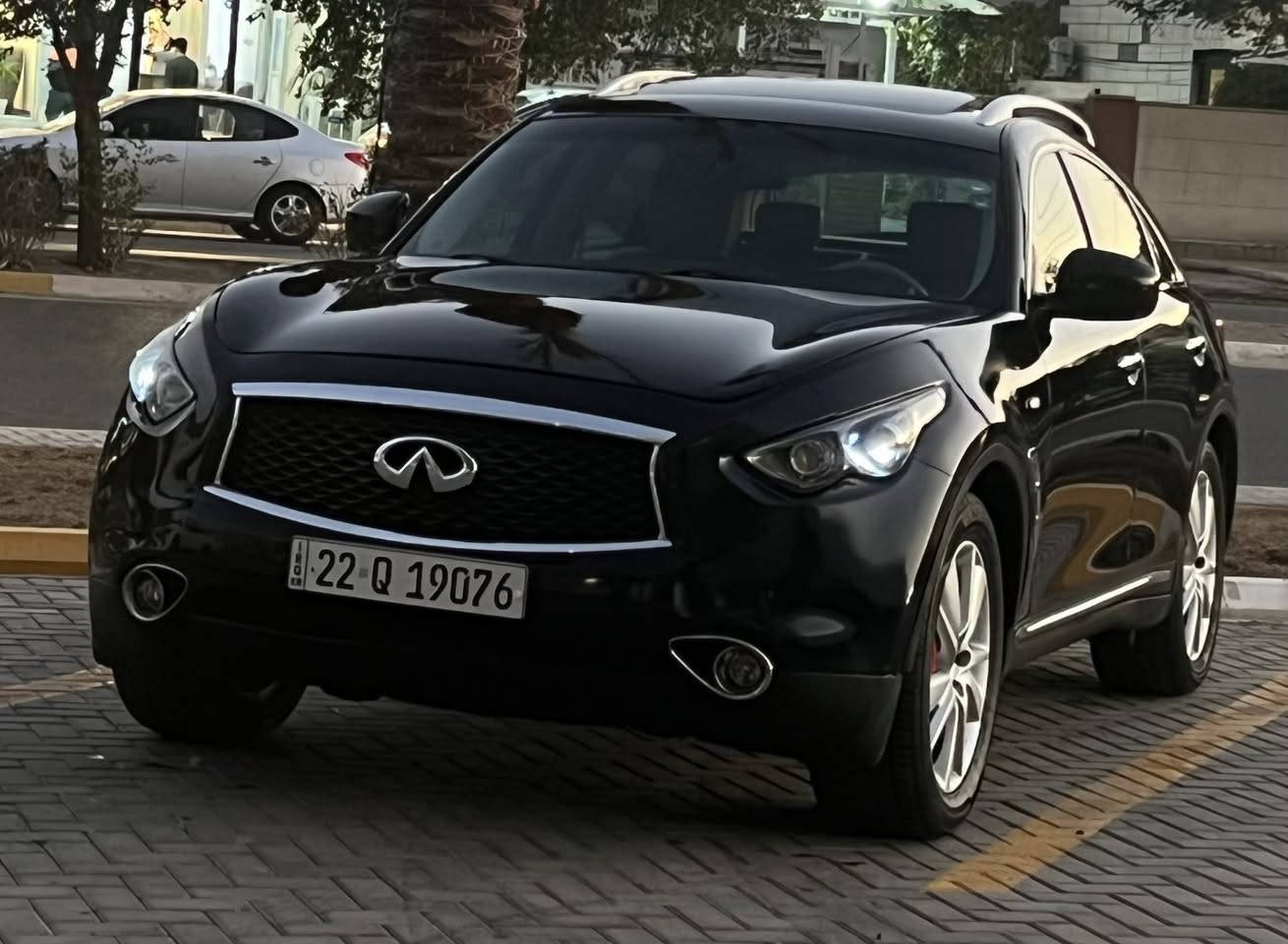 السلام عليكم نيسان انفنتي fx موديل٢٠١٢ خليجي رقم أربيل الجديد سنويه وارقام وهزه كلها جديده شرط التحويل 
السياره من ٢٠١٢ لحد هذا اليوم على ايد شخص واحد 
السياره كلش جديده فوك متتصور تراي مكينه كير تبريد كهربائيات كلها جديده شركه بعدها شرط الفحص حتى الدشبول الخلفي موجود بيها 
بيها  صفحه كلير فقط انشخطت بشيش بدون قطره معجون 
شرط الفحص 
سته سلندر 3500 
المواصفات فول الفول  
سلايت طكتين 
بصمه ابواب بصمه تشغيل 
جنطه شفط كهرباء 
داخل بيجي 
اربع كامرات محيطيه
حساس امامي حساس خلفي 
داخل صاج 
تدفئه تبريد كشنات.شغالات 
كشنات جلد نظافتهن ١٠٠٪؜١٠٠
داخل كله جديد بدون خدش 
قطعتين تبريد منفصل 
كشنات وستيرن خزن ميموري 
دمام سماعات بلادي بوس يخبل صوتهن 
سبير مال شركه بعده بيها 
بجم زنون اصلي كله 
مرايات شفط كهرباء 
تخم تاير جديد 
وبعد بيها مواصفات السياره كلش جديده وحلوه بل عافيه عل تكون من نصيبه 
السعر مناسب جداً١٢٣$ 
مكاني بغداد حي الجهاد رقمي الشراي يتصل 
***********
***********
