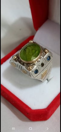 خاتم من الفضة مرصع بالذهب الخالص عيار 21 على الداير للحجر وعلى الاطراف...