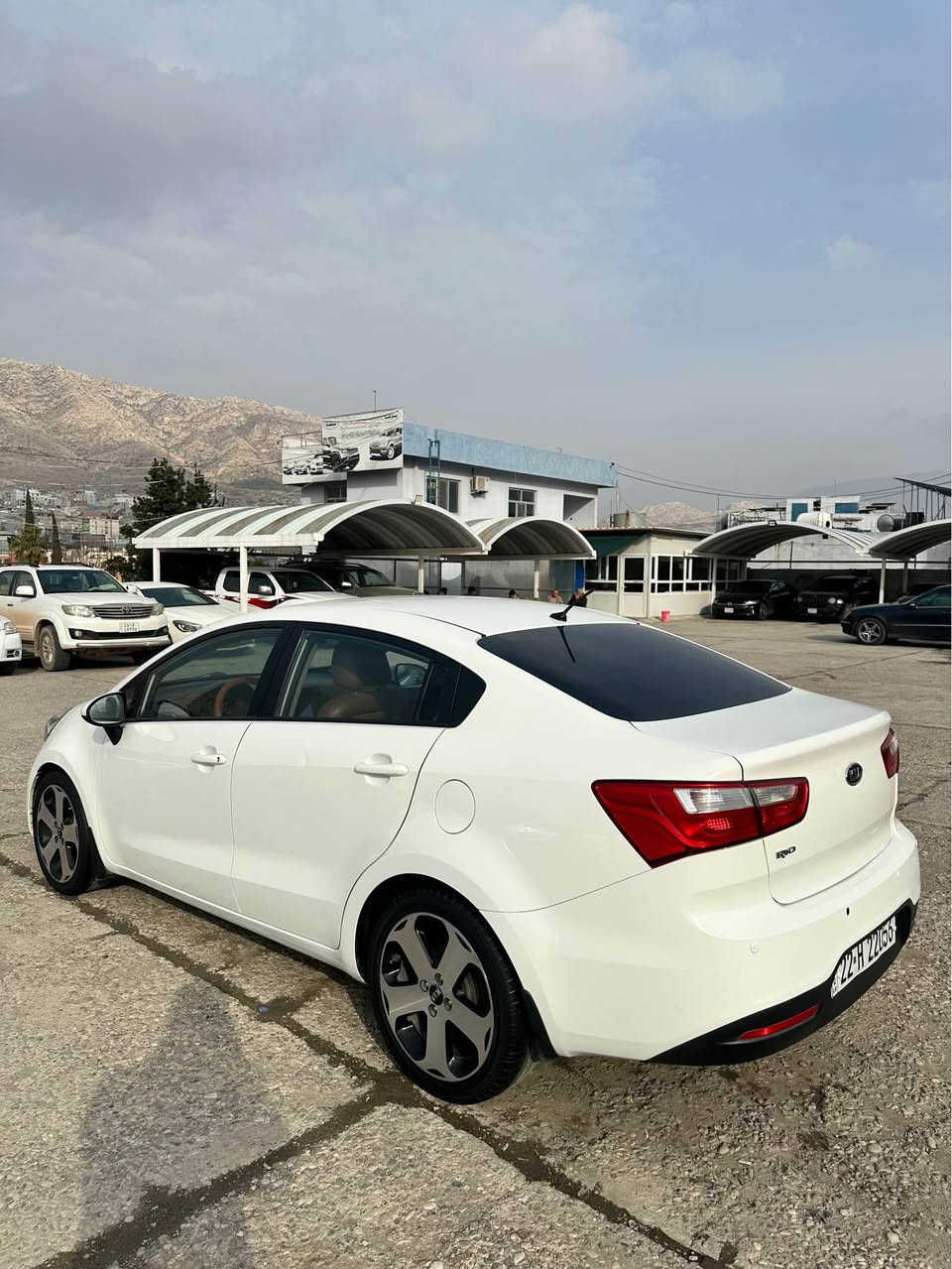 Kia Rio 2012 خليجى 
محرك دوش 
ره قه م سنوى جديد
تحويل و كاله بشه رت
(٢٢٠)km
نيضام eco
شاشه كاميره
كير محرك تبريد بشه رت 
٤ تايره جديد

٣٦٠ هزار غورامه ديش سعرى ئين خار

سياره يال دهوكى 
سعر (٨٨) $ مجال

*********** دهوك, العراق
