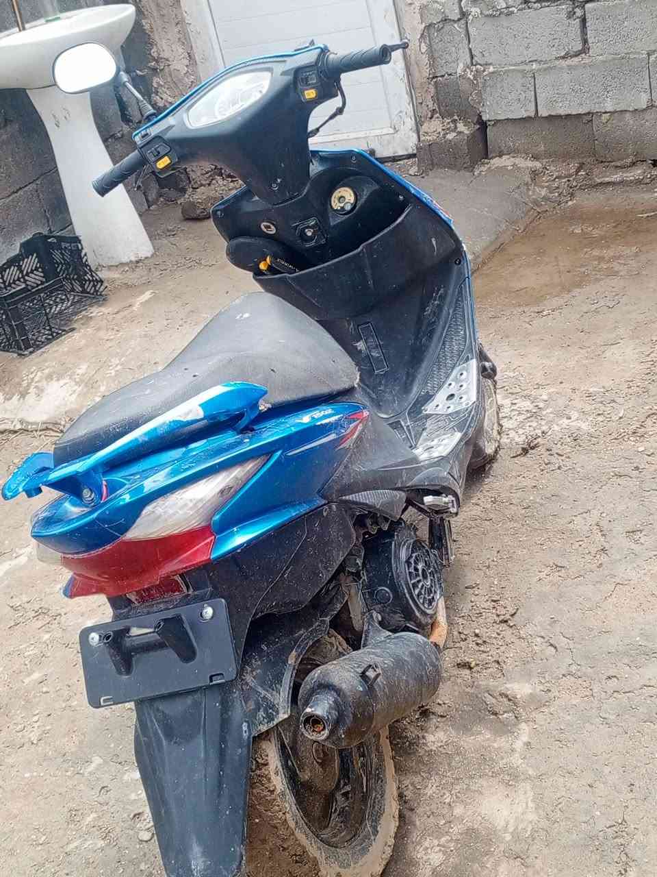 ال دراجه البيع سم دراجه دبسه صيني 
1-كفاله محرك نضيف
2-تشتغل بصمه وسلف ذني كفاله 
3-بس ردله باتري ،والهندر ملغي 
4-وسرعه ا ل درجه 140سرعته
5-هاذه رقمي بيه واتساب ***********
والسعر 300وبيه مجال
