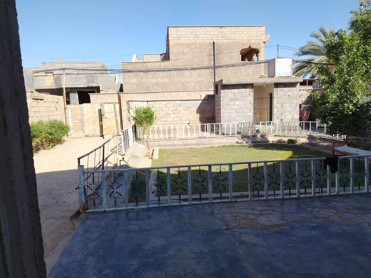 سلام عليكم للبيع بيت + مزرعه تجاوز بس بي معامله طابو بي اوراق مي وكهرباء بأسمي مكانه هيت حي امينه قريب علشارع العام  شارع تبليط  المساحه الكليه 1500م .مساحه البناء 300ولباقي مزرعه متكون من غرفتين 5/4 وصاله وديوان 8/5/ وهول ومطبخ وبيتونه فقط وصحيات خارجيه وحديقه السعر ((100وبي مجال للشراي)) للاتصال ***********

