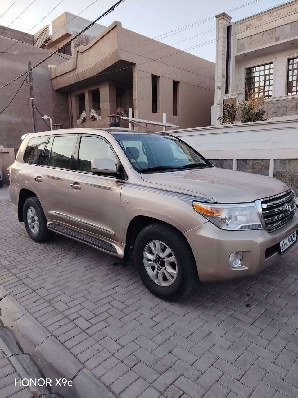 السلام عليكم اخوان
عندي لاندكروز موديل ٢٠١٠ بغداد
 رقم انكليزي بأسمي لون مميز ذهبي
 وسعرها مناسب ومستعجل على بيعتها وبالعافيه على التصير من نصيبه
. سياره حلوه جاهزه وترايها وين ميعجبكم
سته سلندر بيها منظومه غاز وشادلها منظومه بريك كامله جديده. 
محرك وكير وصدر وتايرات جاهزه وعلى الضمان بيها ثلاث قطع صبغ فقط
شاشه كبيره الحجم فيها تحكم كامل للمنظومات . 
سعرها  225 $
مكان السياره بغداد/السيديه
للاتصال ***********.او ***********
