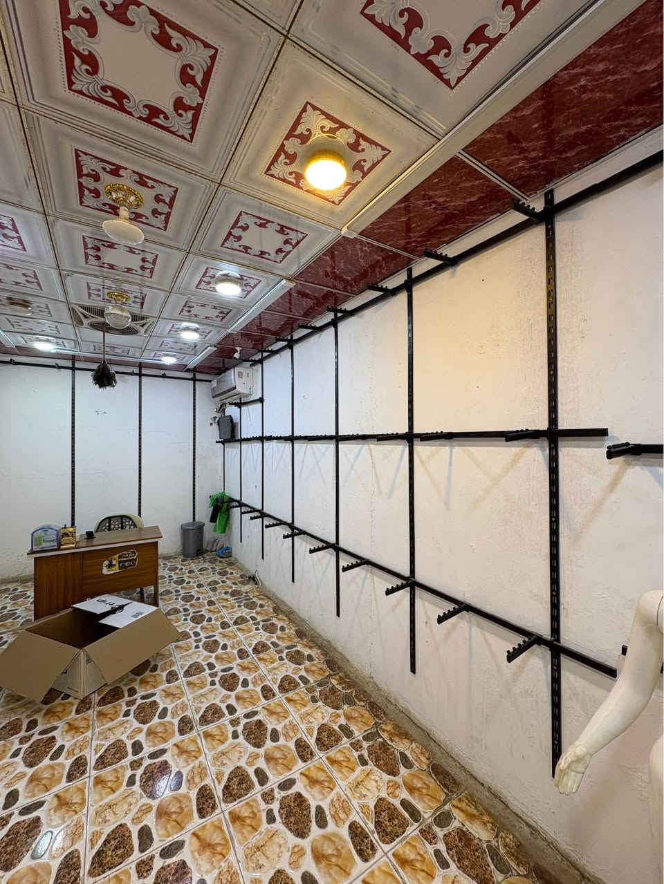 ديكور محل ملابس للبيع 
ملكانات مع ميز مكتبي
العماره ابو رمانه *********** عمارة, ميسان
