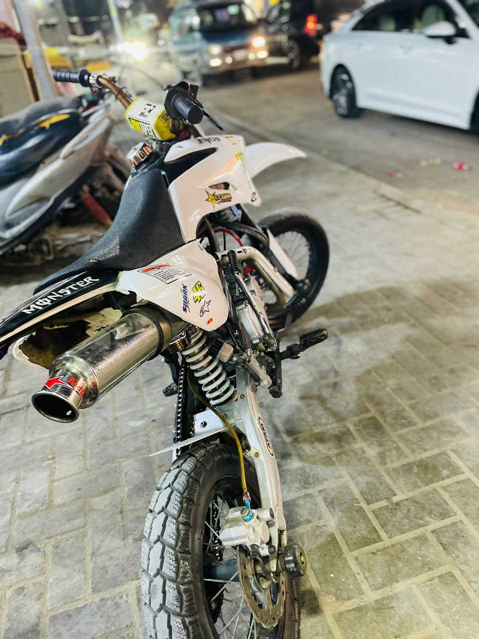 قفاز نضيفه وحلوه صوت رياضي قراضها كله متوفره ماتحتار بشي اله للبيع او مراوس حسب القناعه مكاني بصره تنومه ***********
