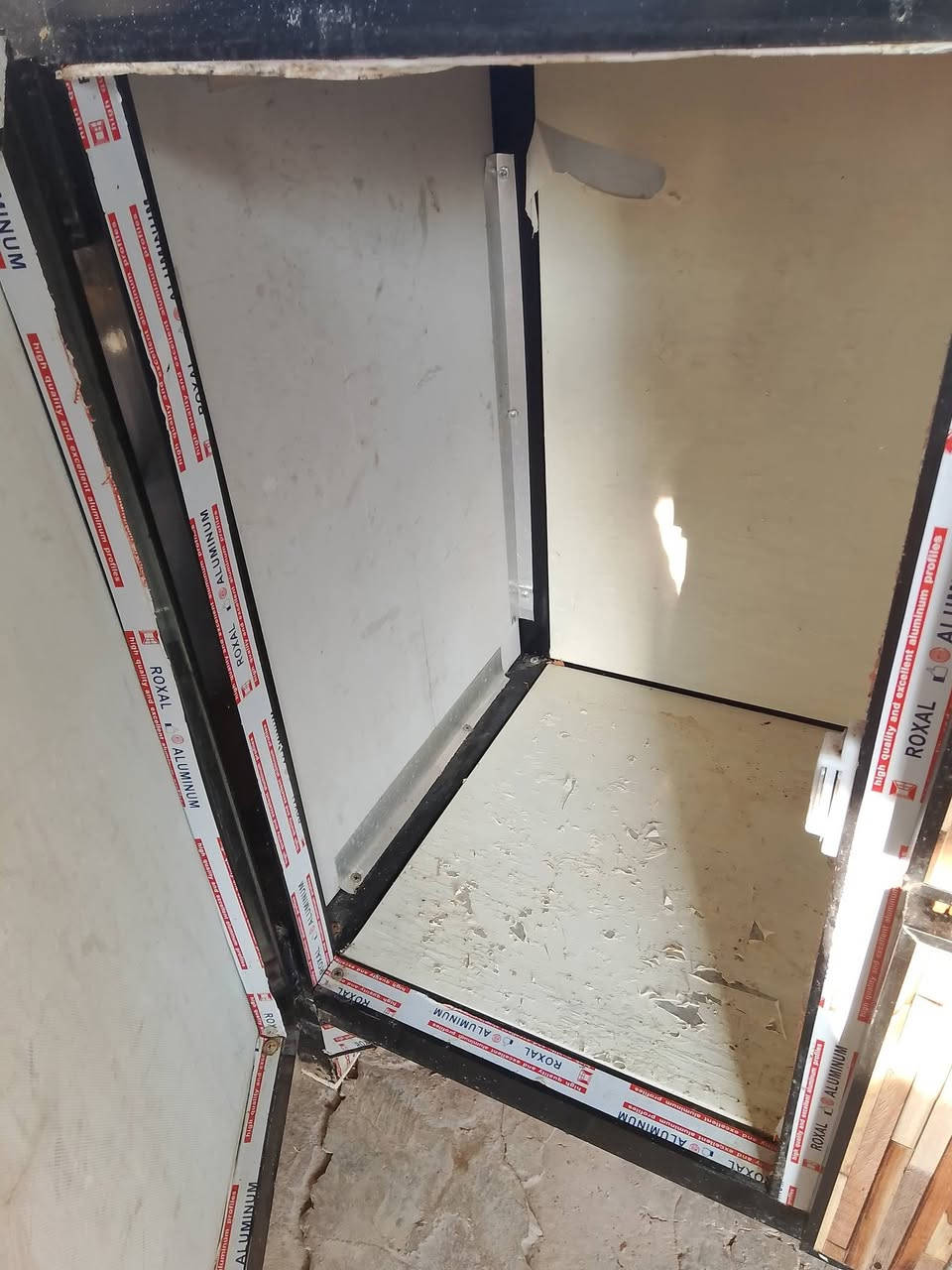 السلام عليكم 
سنك مرمر نضيف حيل 
السعر 100 بيه مجال 
سرير خشب مستعمل شي قليل السعر 55
للاتصال ***********
