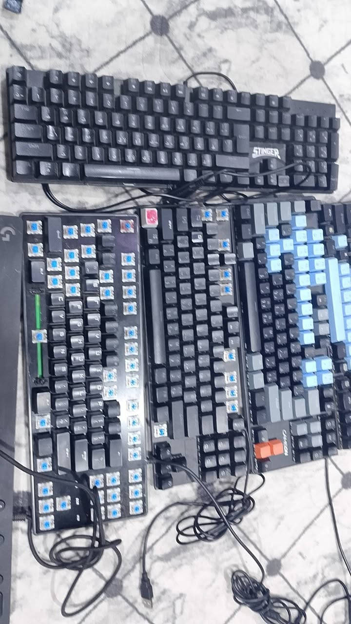 10 كيبوردات كلهن شغالات بيهن ازرار نقص فقط ويحتاج تنضيف وترتيب
+ سماعه وحده لوجتك G. pro شغاله  مابيه اي ملحقات او سفنجات
وبعد ٦ اشياء تواصل وياي ونتفاهم
*********** 
البصره
السعر 70 واكو مجال للشراي
