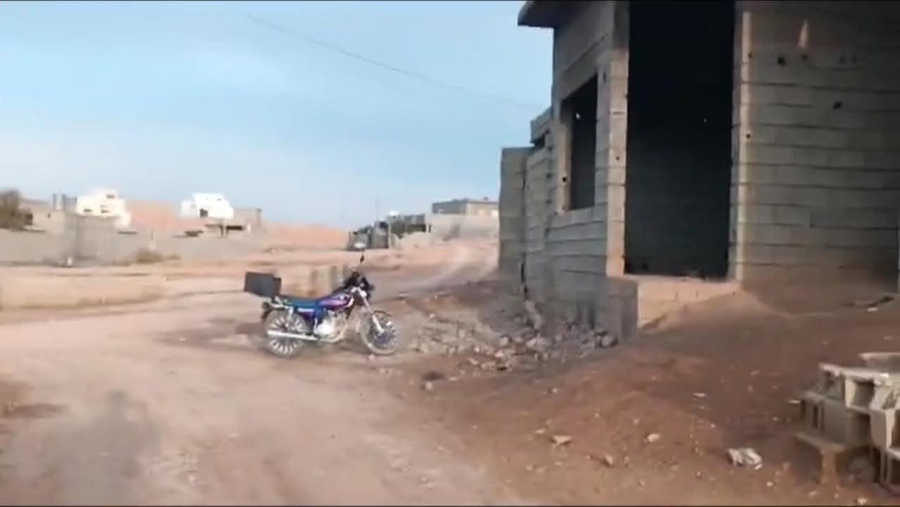 🏠 هيكل للبيع - حي الشرطة
 * الموقع: حي الشرطة (قرب مهند رشيد).
 * المساحة: 200 متر.
 * الخدمات: ماء + كهرباء + سكن (يبعد 40م فقط عن الخدمات).
 * السعر: 30 مليون (بي مجال).
***********
