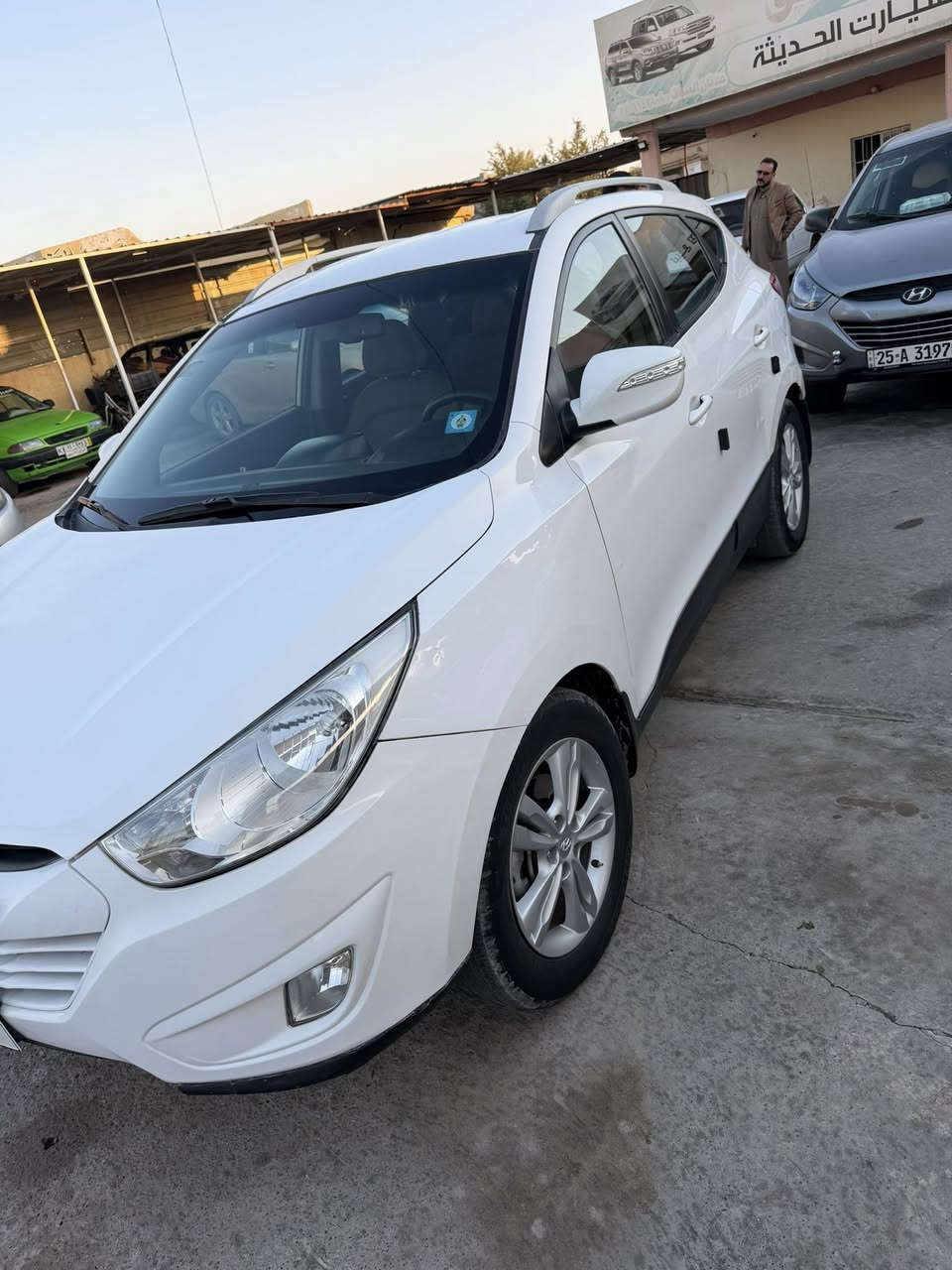 السلام عليكم للبيع بسعر مناسب  ب133ويرهم مراوس
للبيع توسان 2013 وارد خليجي    
بيها بونيد مالها بلادي ومصبوغ شرط بدون دواخل 
رقم صلاح الدين دولي سنويه لل30
لون ابيض ثلجي
موصفات السياره معروفه 
محرك دوش مكفول 
كير اوتو عادي 6نمر 
اشاير مري  
ويل كب 
داخل لونين
تبريد ثلج
تحكم استيرن 
مثبت سرعه
مسجل ابلاتوث شاشه
تبريد تدفئه مكفول   
وباقي الموصفات معروفه 
السياره جاهزه ومناقصه اي شي  
مكان السياره بيجي 
السعر 133ويرهم مراوس حسب القناعه                                                                                                   ***********
0781199690
