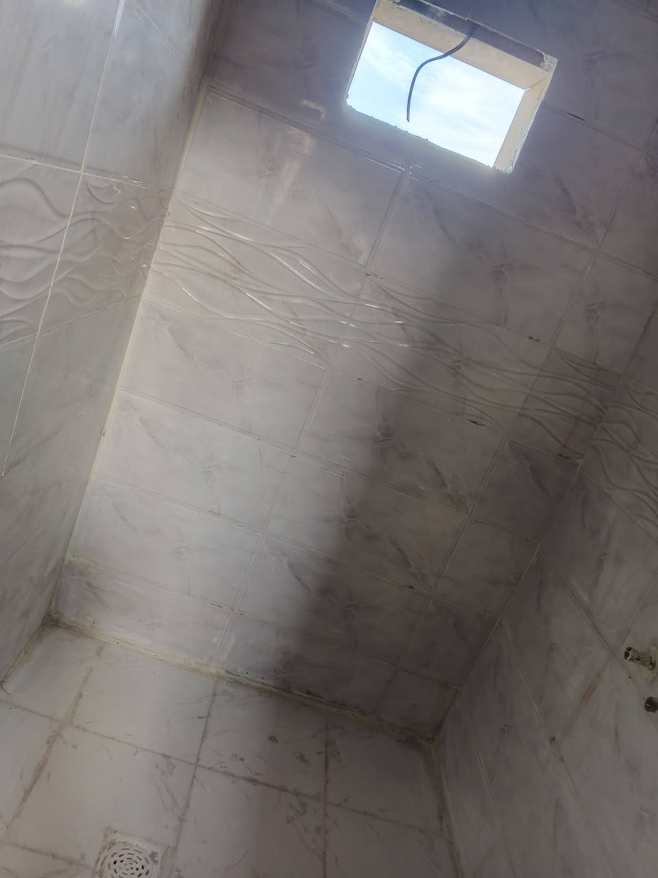 يوجد خلفه سراميك متفرق داخل تكريت  ‏‪***********‬‏ قير متواجد عل فيس
