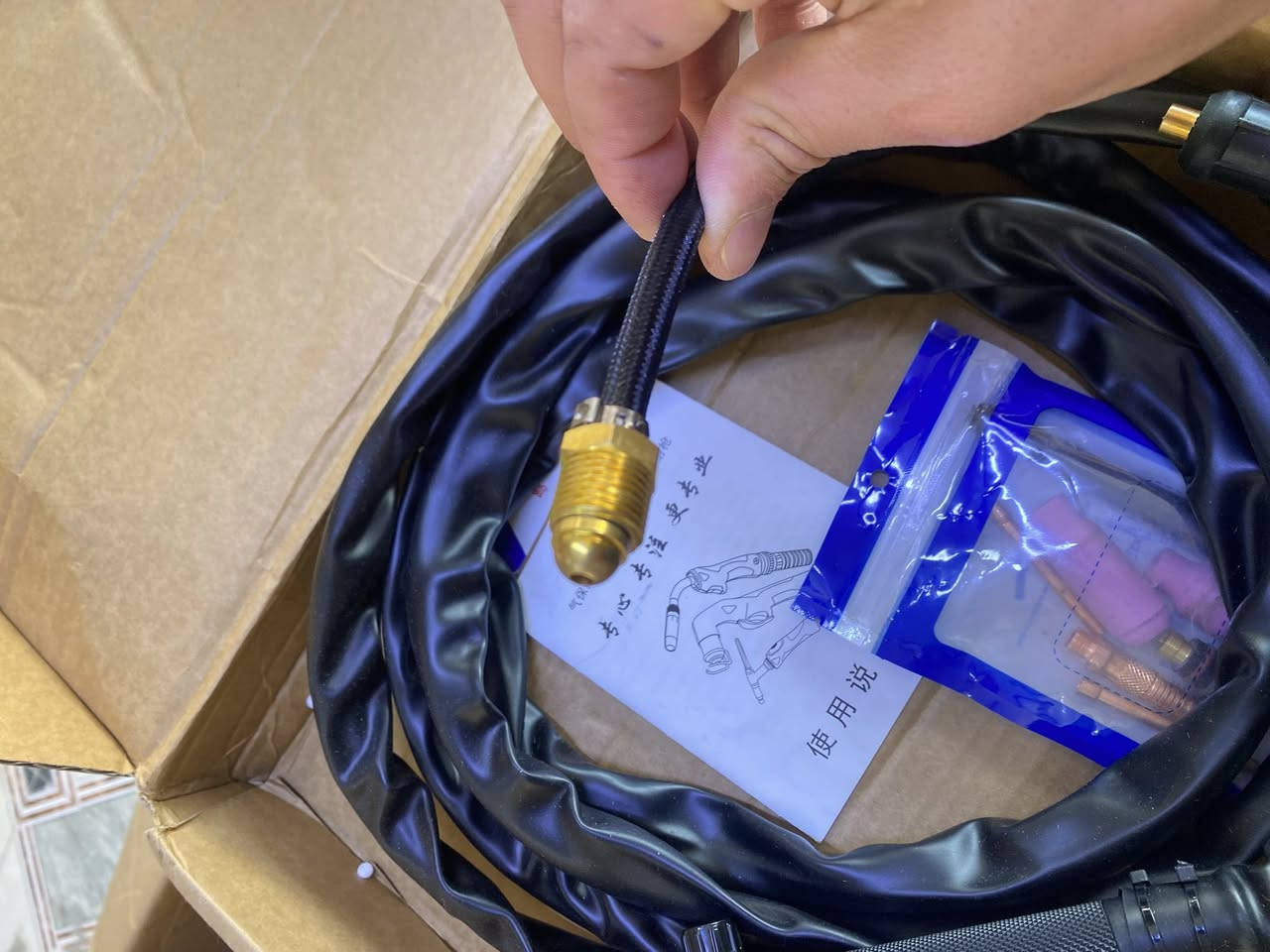 سلام عليكم      اعلى سعر ابيع توصيل جميع المحافظات
المنتج عبارة عن تورش (شعلة) لحام أرجون TIG من طراز WP-17V. 
النوع: تورش لحام TIG مبرد بالغاز.
المميزات: يأتي مع كابل ومجموعة من قطع الغيار الاستهلاكية.
الاستخدام: مصمم للحام بقوس الأرجون عالي التردد.


**إذا كنت صاحب هذا الإعلان وتريد حذفه لأي سبب، رجاءا أرسل رسالة إلى الدعم الفني**