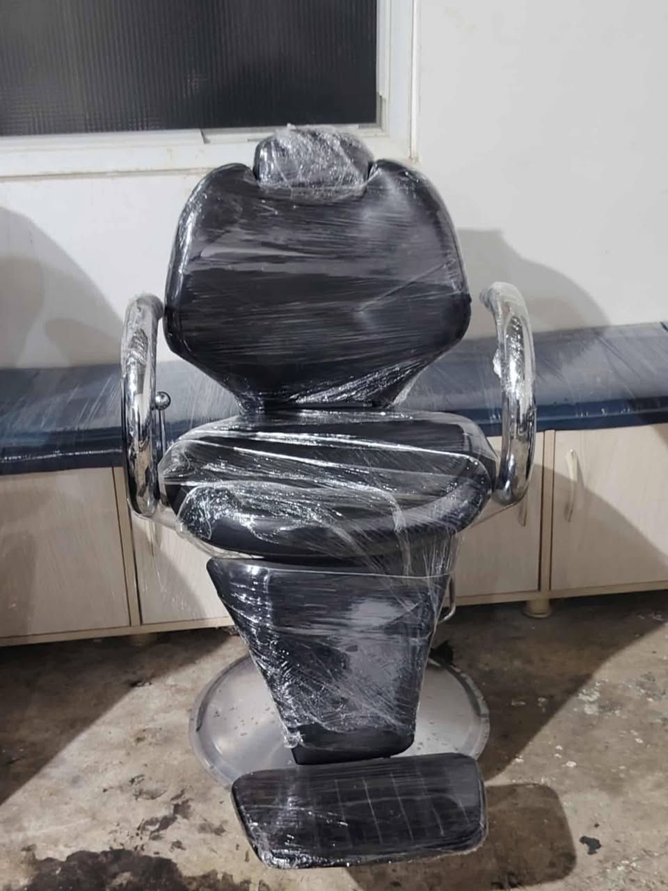 كراسي حلاقه للبيع مكان موصل اتصل على الرقم ***********+***********
