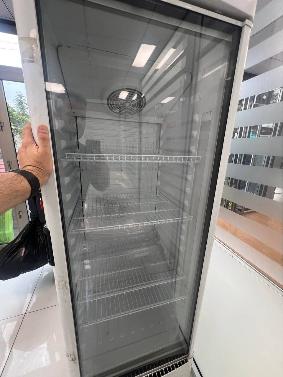 عارضة مواد طبية او سوبر ماركت جديدة السعر 250 الف بغداد الصليخ / *********** بغداد, العراق
