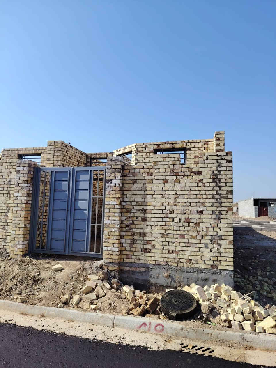 بايكارات للبيع مساحه الواحد 100 م شغل درجة ولا خدمات كامله ماء مجاري ارصفه تبليطحي الموضفين بل 7000 بضهر السايدين معاملة كامله للتقيم عل مزايده الاستفسار التصال على الرقم التالي ***********
