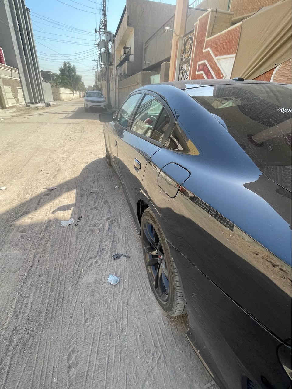 جارجر 2018 وارد كندي 
 حادثه صندوق تبديل قطعه اصليه وحوض بيه تعديل
 سياره بيه باردات شوف العين
 سياره عليه كت كامل (SRT) 
بس هيه فئت sxt  
عليه بوابات تحكم ريموت 
سياره مبرمجه فانات يعني راسك بارد من الحماوه 
  سياره جديده مامشيه هواي بنسبه لمديله 170الف كيلو 
 تخم تاير جديد 
 حداده نص عمر 
 تو ويل مو فور ويل
*********** البصرة, العراق
