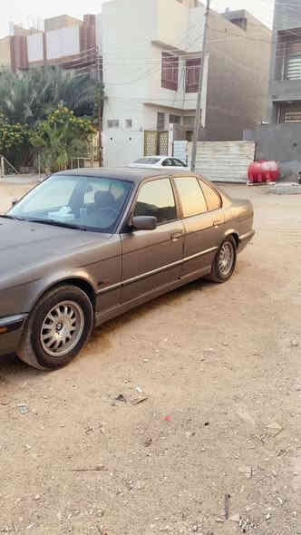 السلام عليكم بي ئم 525مكينه فانوس غرفه كهربائي فتحه سقف السياره جاهزه تبريد شغال گير ومكينه خير من الله السياره بأسمي  لتواصل ***********
