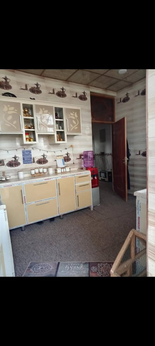 دار سكن للبيع منطقه الخاجيه مقابل الجدول ركن ع شارع 20مساحة 98 م طابقين طابق الأول مطبخ وهول داخلي وستقبال وغرفه نوم وصحيات طابق الثاني 3 غرف وبيتونه وصحيات الاستفسار ***********
