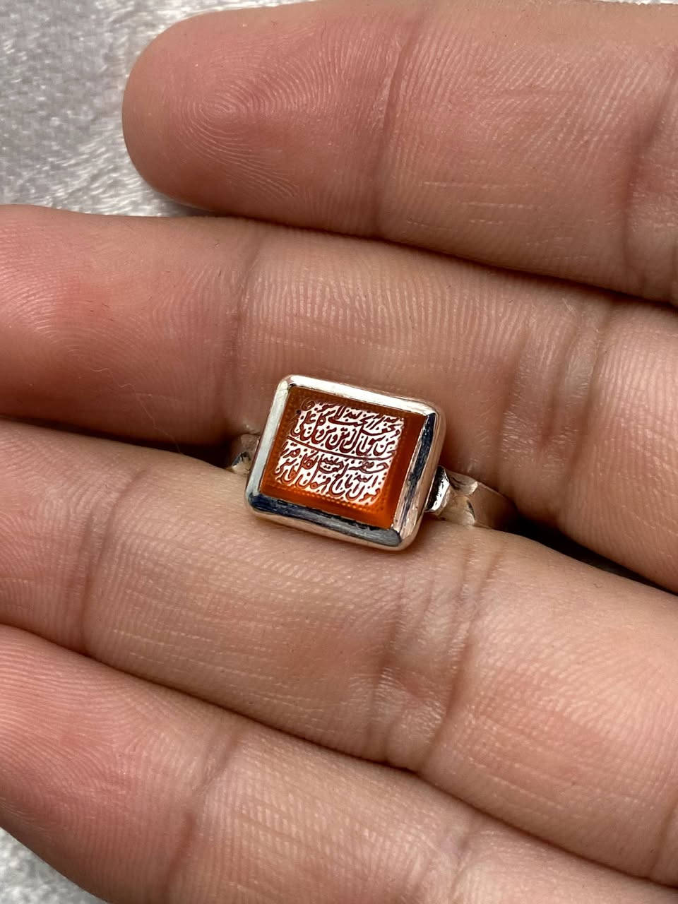 اللهم صل على محمد وآل محمد
خاتم من العقيق اليماني خام زعفران 
طبيعي غير معالج قطع مربع ( نواعم )

مقاس الخاتم 17 مقاس الحجرة 1 سانتيم 
مصاغ يدوي المبدع ( ابو باقر ) 
خاتم جديد غير ملبوس 

مخطوط الآية الكريمة ﴿ وَمَنْ يَتَّقِ اللَّهَ يَجْعَلْ لَهُ مَخْرَجًا * وَيَرْزُقْهُ مِنْ حَيْثُ لَا يَحْتَسِبُ وَمَنْ يَتَوَكَّلْ عَلَى اللَّهِ فَهُوَ حَسْبُهُ إِنَّ اللَّهَ بَالِغُ أَمْرِهِ قَدْ جَعَلَ اللَّهُ لِكُلِّ شَيْءٍ قَدْرًا ﴾ 
بخط الاستاذ ✍️ ( طاهر ) خط جميل جداً 

للاستفسار خاص او واتساب *********** ☎️
توصيل جميع محافظات العراق 🚘
