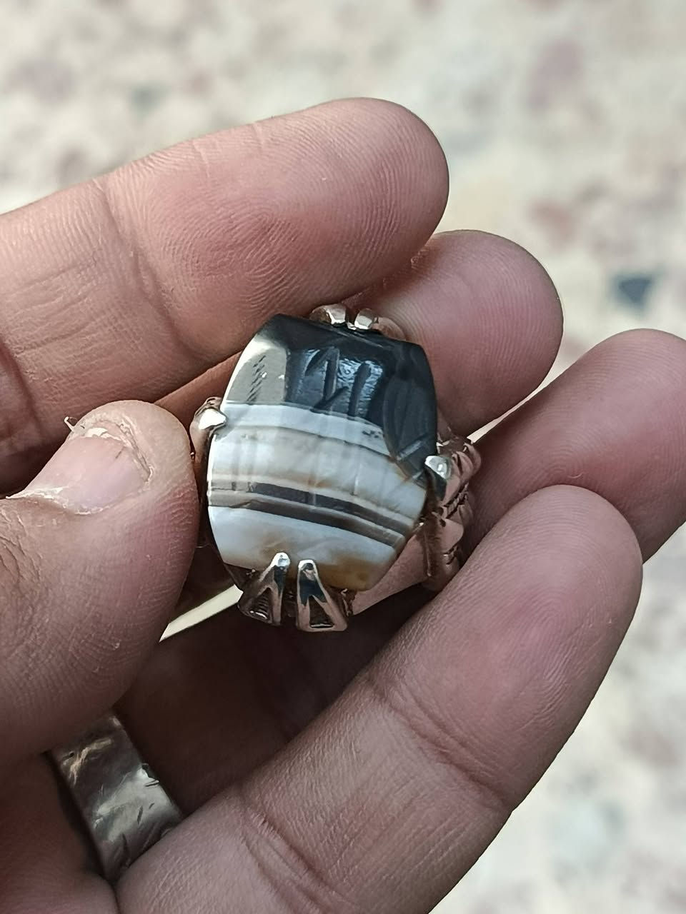 جزعه يمانيه قديمه  صياغه جديده
حجره خشنه مخطوطه 

صياغه يدويه  ثقيله 

قياس الخاتم   24 
السعر 150 سعر ثابت وبخدمتكم

***********

 بغداد /الامين الثانيه
