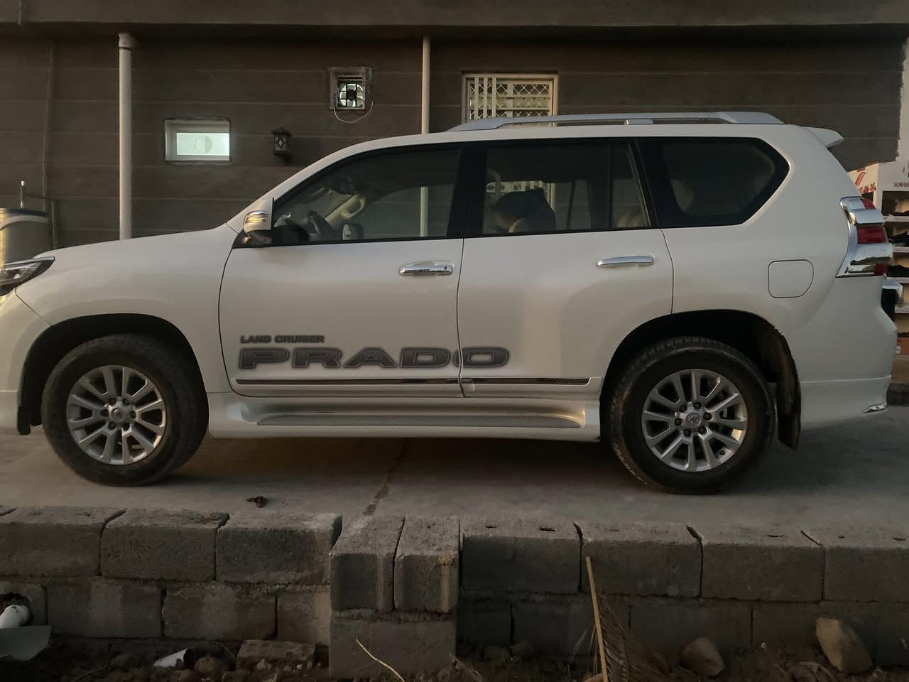 السلام عليكم Toyota Prado
2015الفئة VXفولل مواصفات محرك V6 4000
 المواصفات
-لايت زنون
-شاشه 
-دخول ذكي
-تشغيل عن بعد
-اشارة ترحيب
-فتحة
-بصمه
-عداد لكزس
-تحكمات استيرن

المكان بغداد الدورة للاستفسار اتصل على هذا الرقم 
***********
