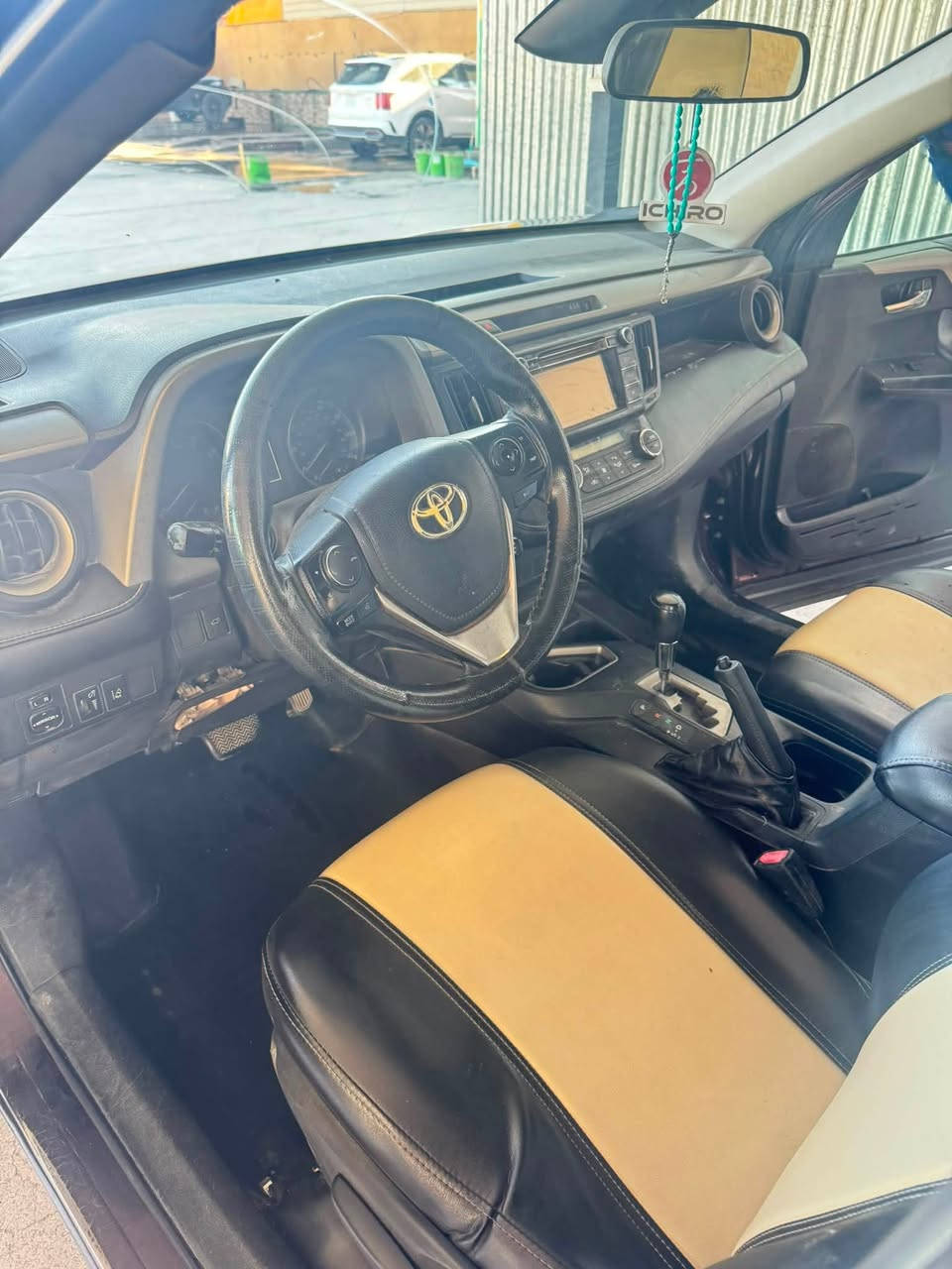 للبيع: Toyota RAV4 XLE موديل 2017
السعر150 وبيها  بسيط جداً 
📞*********** 
🔹 محرك 2.5 
🔹 فئة XLE
🔹 بصمة تشغيل
🔹 فتحة سقف
شاشه كار بلي 
🔹 رادار أمامي
🔹 نظام تحديد مسار
نظام قياده ايكو وسبورت 

🔹  حادث بسيط جاملغ عكس السائق 

🔹 بدون  شاصي 
🔹 السيارة نقص تبريد كمبريسر عاطل
