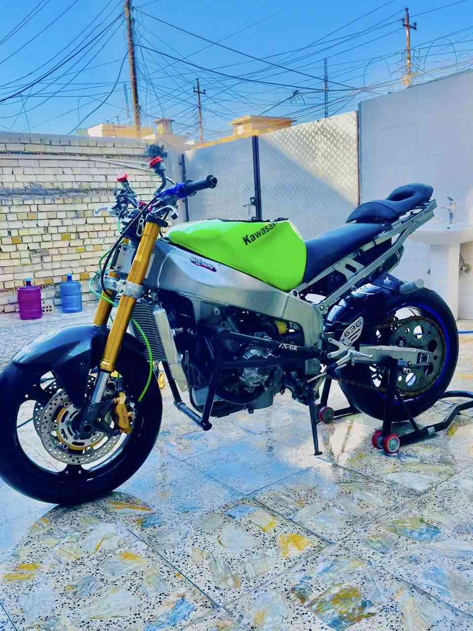 السلام عليكم شباب كاوسكي 2004 مكينة مكفولة بس كور مفتوح جايب فيتر وياك وفحص دراجة بكل وقت نكرة وعليهة ادامة جديد بلاكات جديدة فيتبم جديد وتنضيف ثلاجة دراجة بيهة صالصنة رياضي ستيرن رياضي يدت بريك خلفي رياضي ايطالي يدة كلج رياضي ٣ زروف جاملغ امامي فايبر كاربون الياف حقيقي عنابيرً دهن دهن ما صارله ٦ ايام من مبدلة رديتر بل جيس مي اخضر زيتي بكرة جبيرة  ودرجة بيهة ملاحضات مثل طعجة بل تانكي خفيفة دوس العنوان الامين ثانية رقم الهاتف *********** السعر 21 بيهة مجال بسيط
