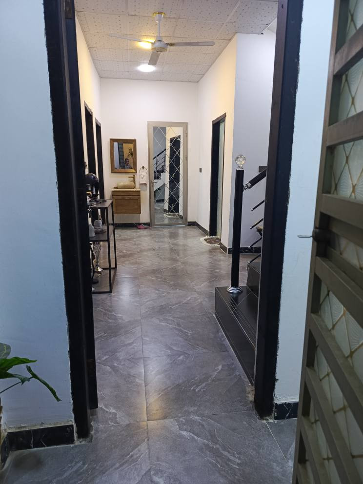 بيت للبيع في ابي الخصيب عويسيان جهة المدارس مقابيل مركز شرطة البراضعية قرب علوة الكوفة وقف سني اصولي وجاري التحويل بأسمي بناء حديث سنة 23 مساحة 156 متر يحتوي على حديقة وكراج وديوانية وصالة ومطبخ وغرفتين وحمام مع بيتونة واسعة كمخزن وغسيل ملابس السعر المطلوب 110 مليون قابل للتفاوض علمأ السعر شامل المطبخ وبعض الملحقات من الاثاث حسب الاتفاق للاستفسار *********** البصرة, العراق
