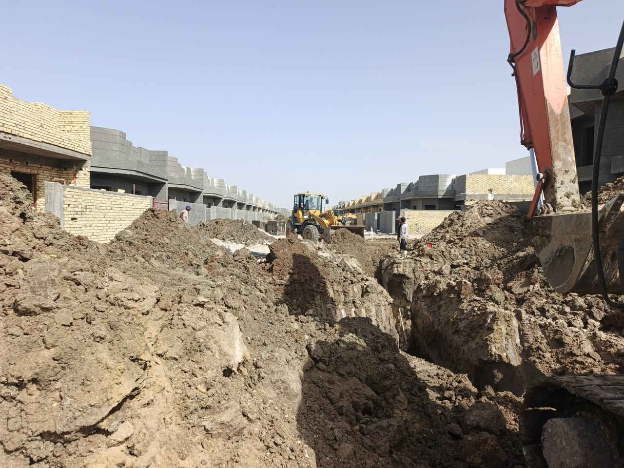 خطوات متسارعة في تنفيذ اعمال البنى التحتية لمجمع كولدن ستي السكني في مدينة الناصرية
_____________
من/ فوزي التميمي
في خطوة متسارعة لانجاز المراحل المتبقية من اعمال المشروع السكني لموظفي بلدية الناصرية شرعت الملاكات العاملة في مجمع كولدن ستي السكني في مدينة الناصرية في تنفيذ اعمال البنى التحتية للمشروع ضمن المدد الزمنية المحددة 
المشرفون على المشروع اكدوا انه بدا العمل في المراحل المتبقية التي تشمل ربط شبكات الماء وتصريف الامطار بالشبكة الرئيسية ليتسنى تنفيذ اعمال التبليط الشوارع الفرعية للفئات الثلاثة  A, B, C بعد انجاز اعمال الحفر ومن ثم ربط الانابيب المعتمدة ، مشيرين الى انه تم تحقيق نسب متقدمة لانجاز هذه الاعمال بعد ان شرعت الملاكات بالعمل قبل اربعة ايام متتالية والاعمال متواصلة بهمة عالية لاستكمال كل مايخص البنى التحتية وايصال الماء الصالح للشرب الى الوحدات السكنية بواقع ٥١٥ وحدة نفذت باشراف هيئة استثمار ذي قار


**إذا كنت صاحب هذا الإعلان وتريد حذفه لأي سبب، رجاءا أرسل رسالة إلى الدعم الفني**